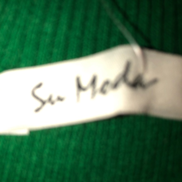 Green sweater that ties at wrist never worn - Picture 4 of 5